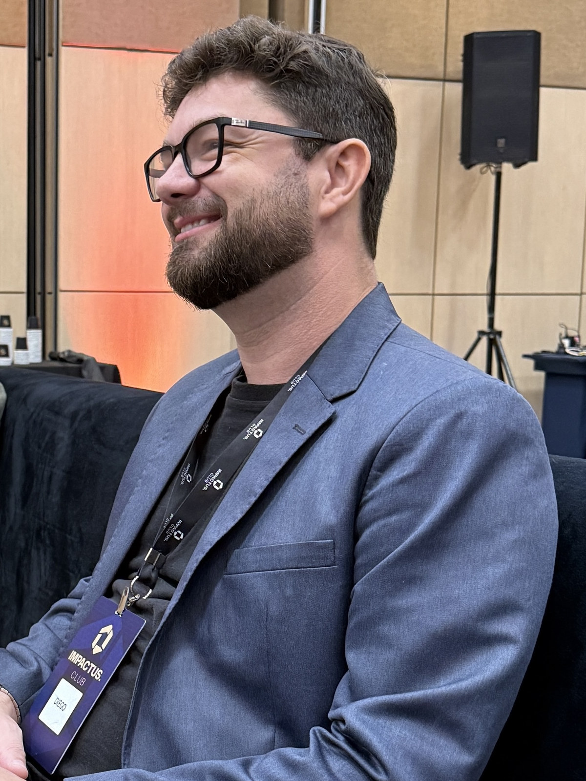 Diego Moraes de blazer azul em consultoria