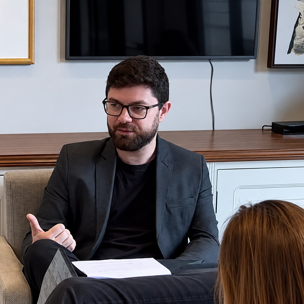 Diego Moraes em reunião comercial com a equipe