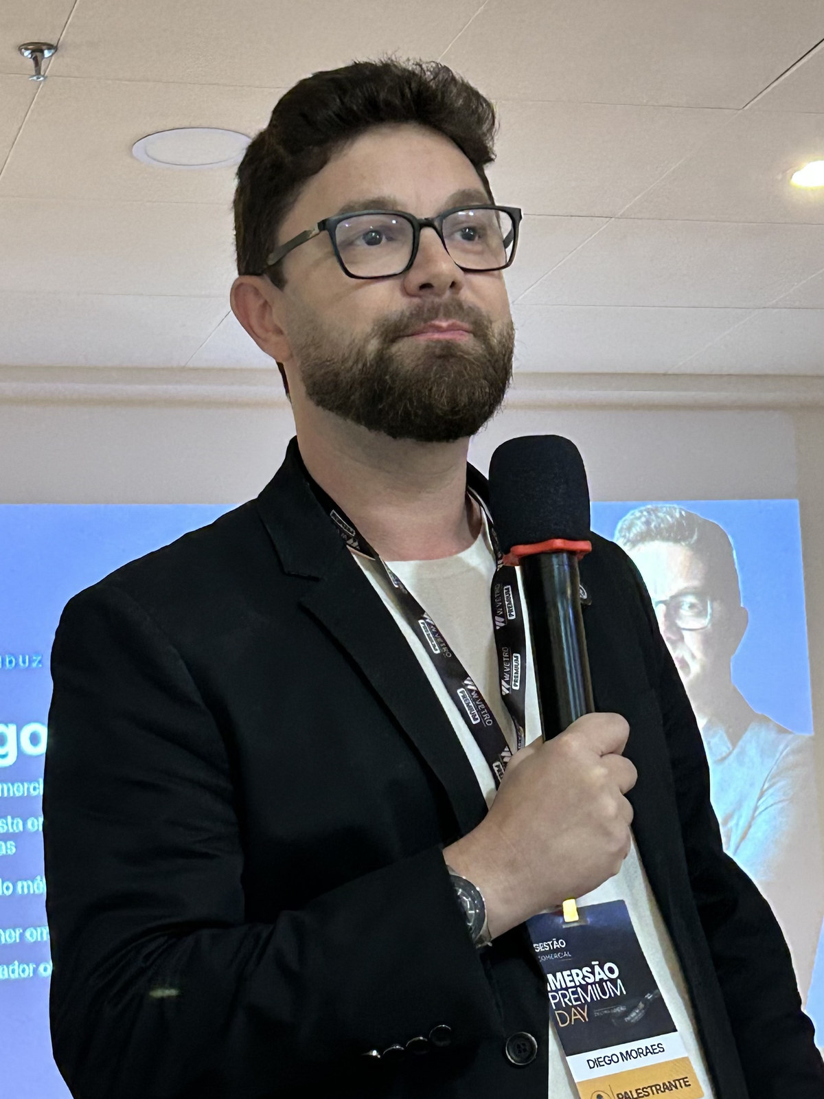 Diego Moraes palestrando com microfone na mão